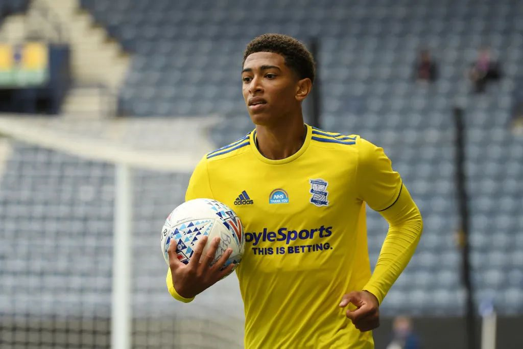 英超官方晒近两年圣诞积分榜：利物浦和阿森纳同分领跑（英超官方公布近两年圣诞积分榜：利物浦与阿森纳并列榜首）