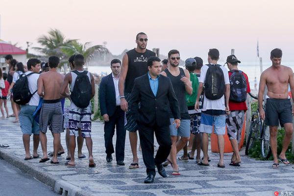 R.I.P.，佛罗伦萨小将理查德森的父亲、前NBA球星迈克尔-理查德森去世（前NBA球星迈克尔-理查德森去世，系佛罗伦萨小将理查德森之父）