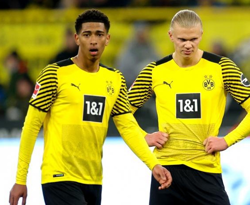 曼联客场4-1胜狼队，B费2射1传，取得3轮不败，积分追平切尔西，排名升至第六。（曼联客场4-1大胜狼队，B费双响+助攻，联赛三轮不败，积分追平切尔西升至第六位）